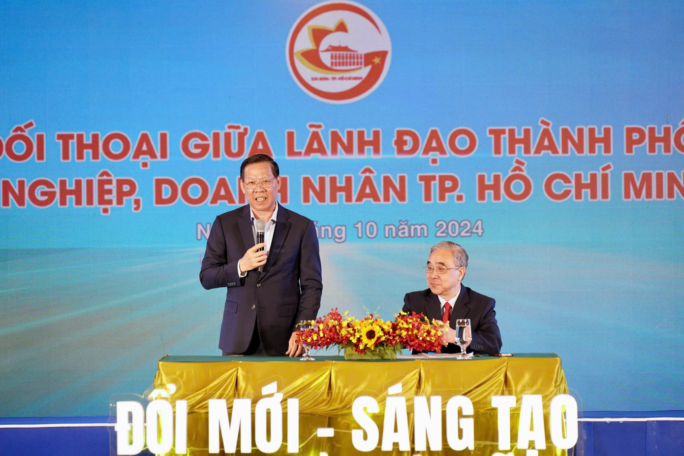 Chủ tịch UBND TPHCM Phan Văn Mãi lắng nghe, trao đổi thẳng thắn cùng doanh nghiệp TPHCM (ảnh: Hoàng Hùng). Chủ tịch UBND TPHCM Phan Văn Mãi lắng nghe, trao đổi thẳng thắn cùng doanh nghiệp TPHCM (ảnh: Hoàng Hùng).