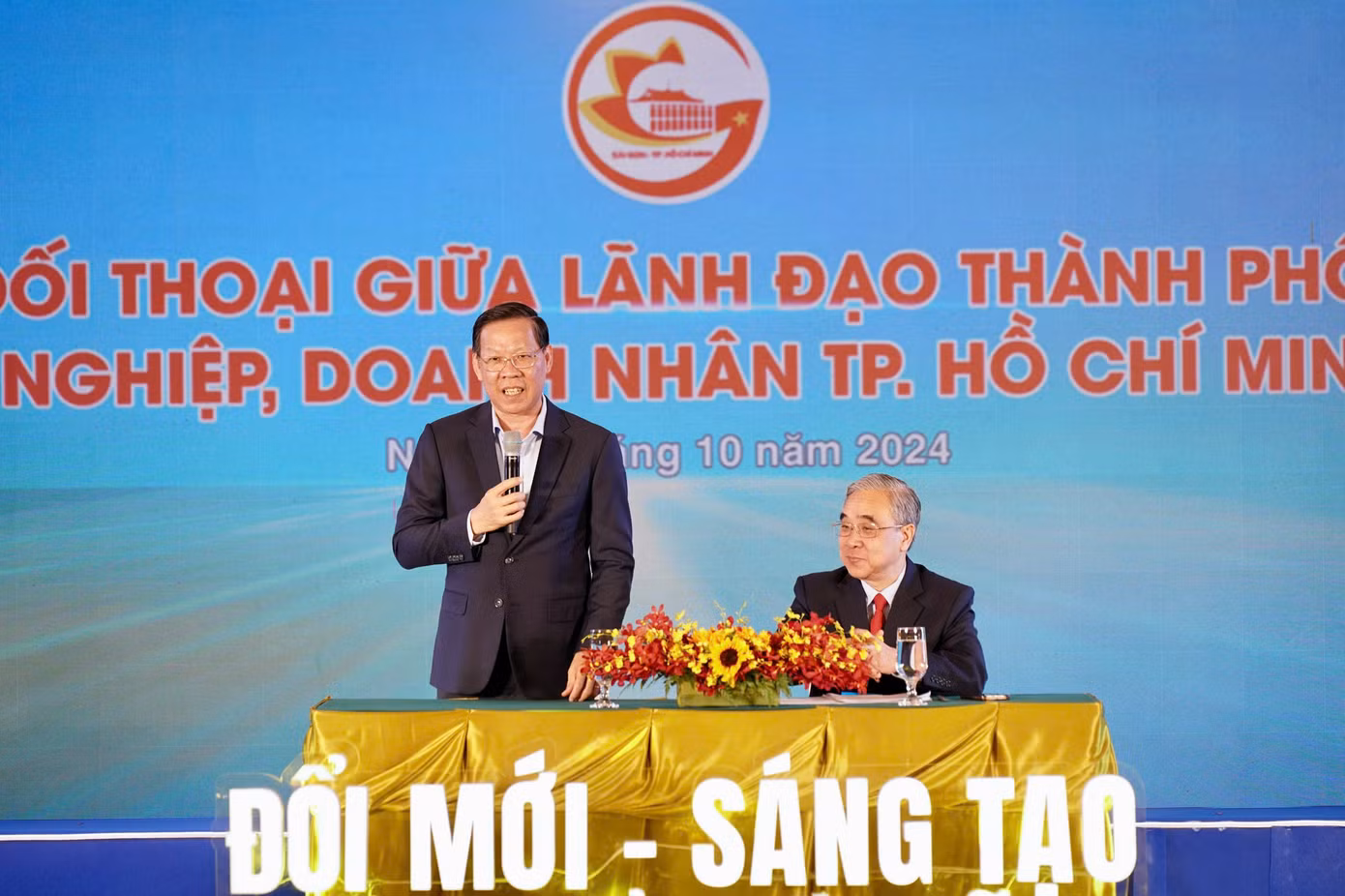 Chủ tịch UBND TPHCM Phan Văn Mãi lắng nghe, trao đổi thẳng thắn cùng doanh nghiệp TPHCM (ảnh: Hoàng Hùng).
