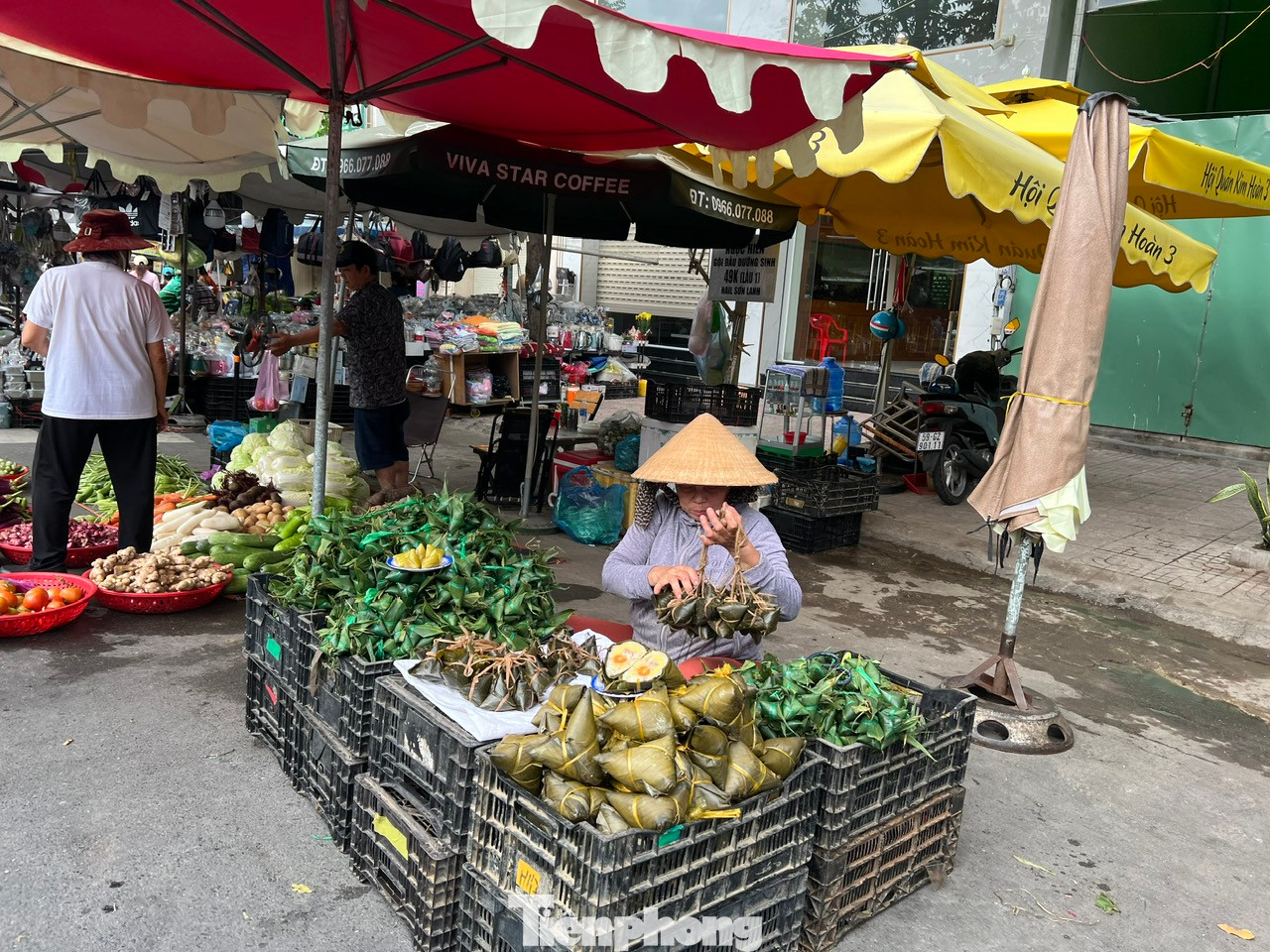 Bánh ú nước tro là món bánh dân gian truyền thống không thể thiếu trong ngày này. Bánh có giá từ 70.000 - 120.000 đồng/chục (10 cái).