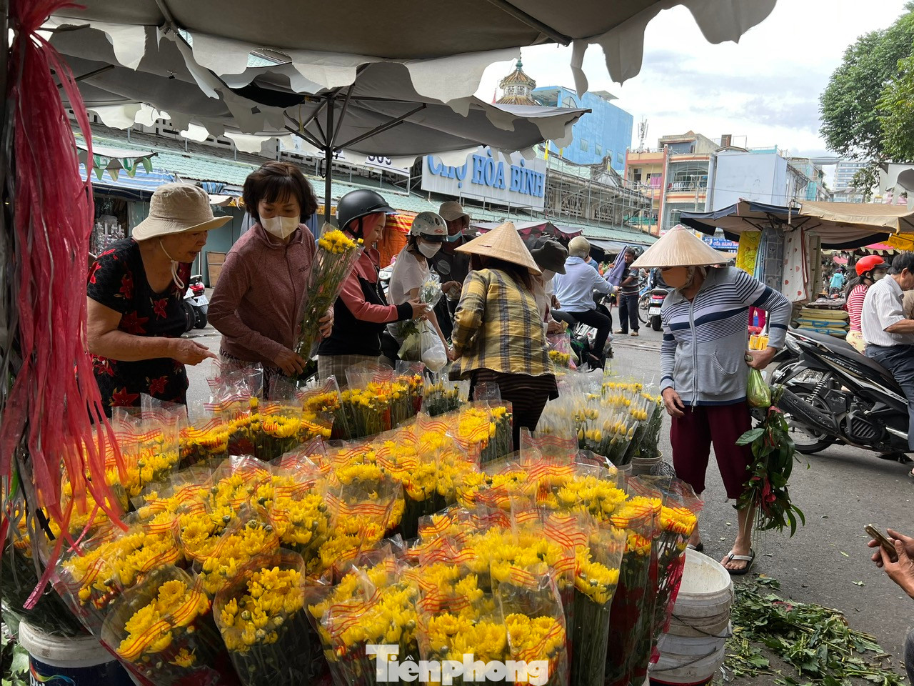 Hoa cúng giá ổn định, chỉ từ 15.000 - 25.000 đồng/bó.