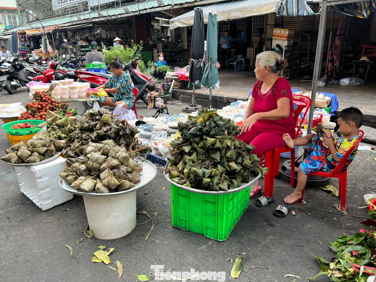 Tuy nhiên ghi nhận của phóng viên lúc 10h sáng nay (10/6) tại chợ Hòa Bình (quận 5), dù trong thời gian cao điểm buổi chợ nhưng các mặt hàng cúng Tết Đoan Ngọ khá thưa vắng khách mua.