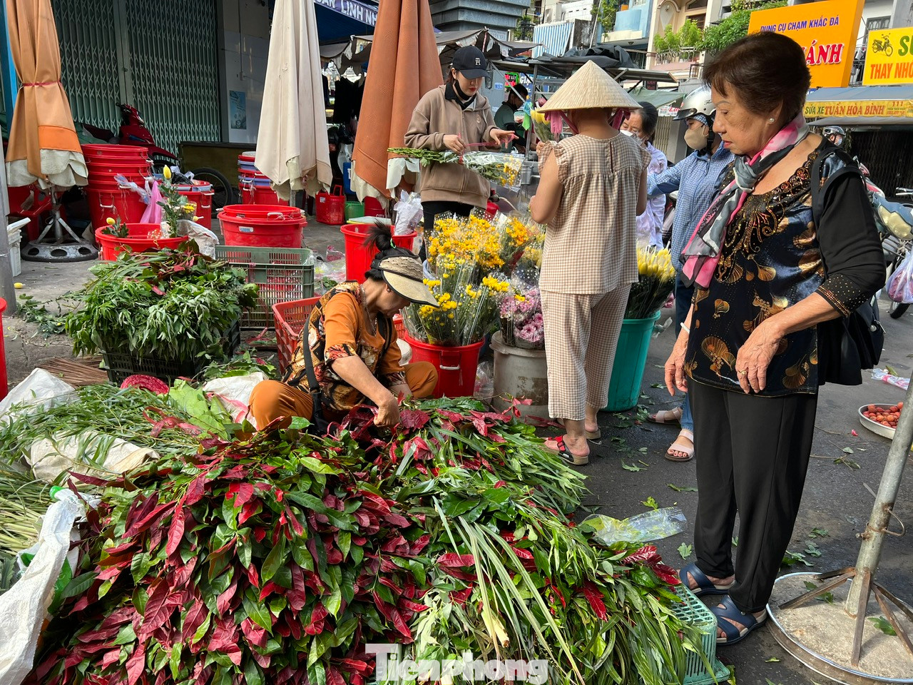 Sáng 10/6 là ngày Tết Đoan Ngọ (còn gọi là Tết diệt sâu bọ mùng 5 tháng 5), tại các chợ truyền thống ở TPHCM đều bày bán các loại lá xông, bánh ú nước tro, cơm rượu, trái cây...