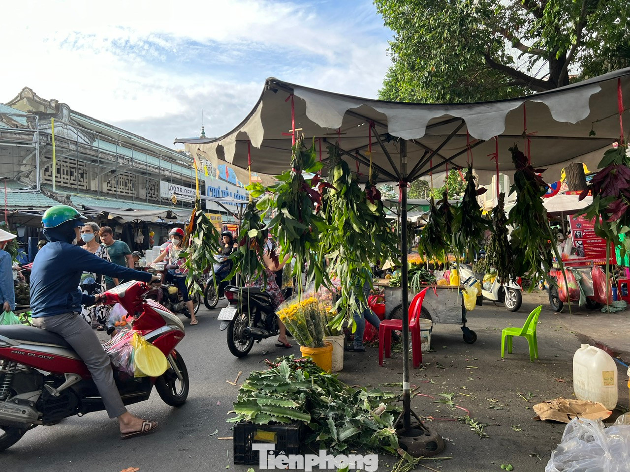 Chợ thông thoáng dù đang trong giờ cao điểm.