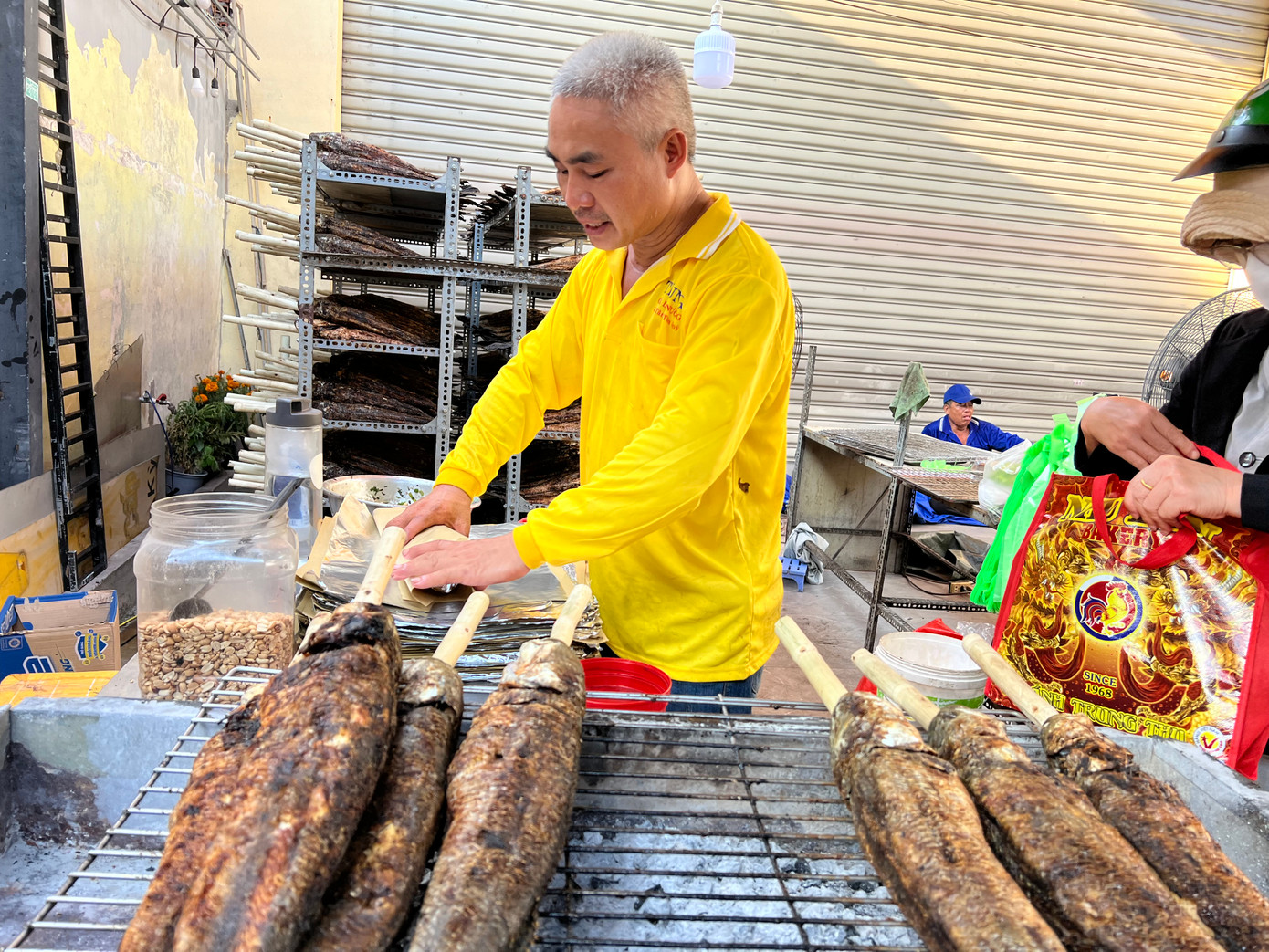 Cá lóc nướng có giá từ 200.000 - 250.000 đồng/con theo kích cỡ lớn nhỏ, được bán gồm cả bún, bánh tráng, rau sống, mắm nêm... Cá ở đây nặng trung bình từ 1,1 -1,3 kg/con, được xiên bởi cây mía và nướng trên bếp than hồng. Cá lóc nướng có giá từ 200.000 - 250.000 đồng/con theo kích cỡ lớn nhỏ, được bán gồm cả bún, bánh tráng, rau sống, mắm nêm... Cá ở đây nặng trung bình từ 1,1 -1,3 kg/con, được xiên bởi cây mía và nướng trên bếp than hồng.