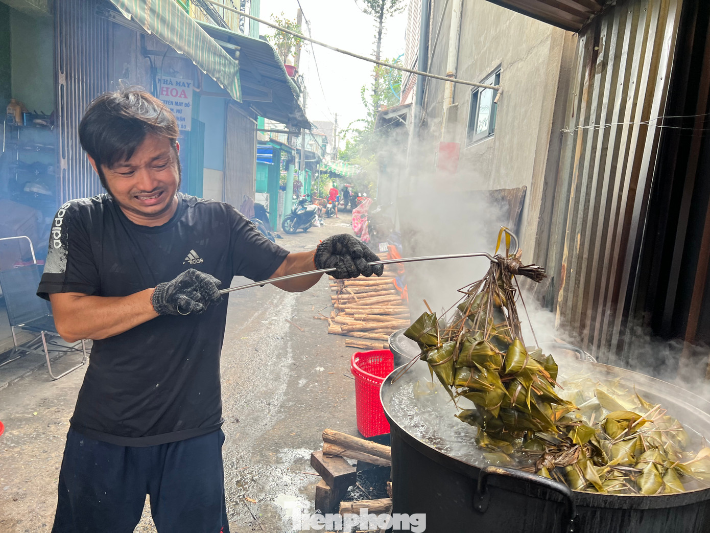 Những mẻ bánh nóng hổi được anh Bình vớt ra khỏi nồi và cho ngay vào thau nước lạnh, sau đó vớt ra để ráo.