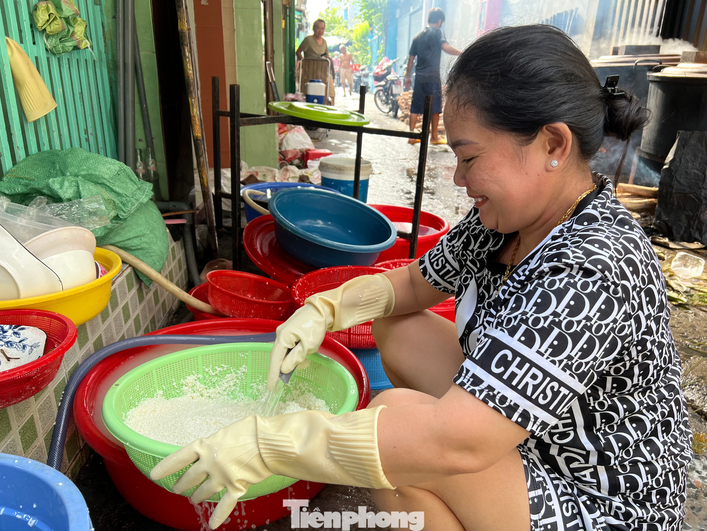 Chị Trúc Hương (lò bánh Út Yến) theo nghề đã gần 20 năm, cho biết: "Những ngày này vui lắm. Nhà nào cũng thức xuyên đêm gói bánh, nấu bánh để kịp giao cho bạn hàng. Năm nay, chúng tôi sử dụng khoảng 500 kg nếp để làm bánh, tăng hơn chút đỉnh so với năm ngoái".