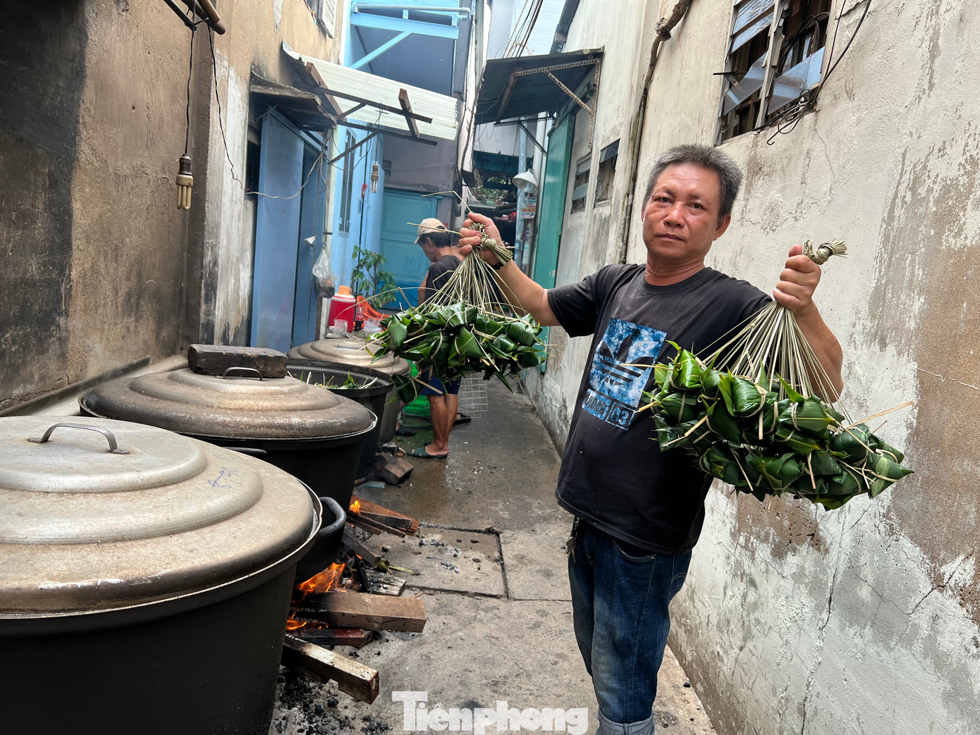 Bánh vừa gói, chuẩn bị được đem đi nấu