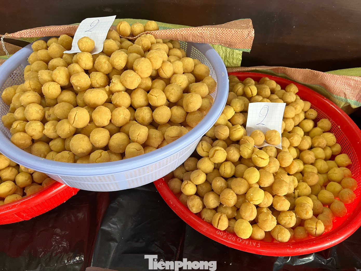 Năm nay, xóm "bánh ú nước tro" đã bắt đầu ứng dụng công nghệ vào công đoạn chế biến. Đó là dùng máy xay đậu xanh chứ không còn giã tay như trước.