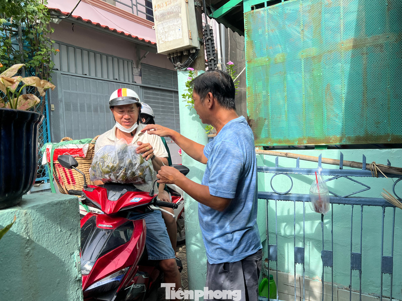 Khách đến tận nhà ông Trí mua bánh ú nước tro. Những người không đặt trước muốn mua đều không có bánh.