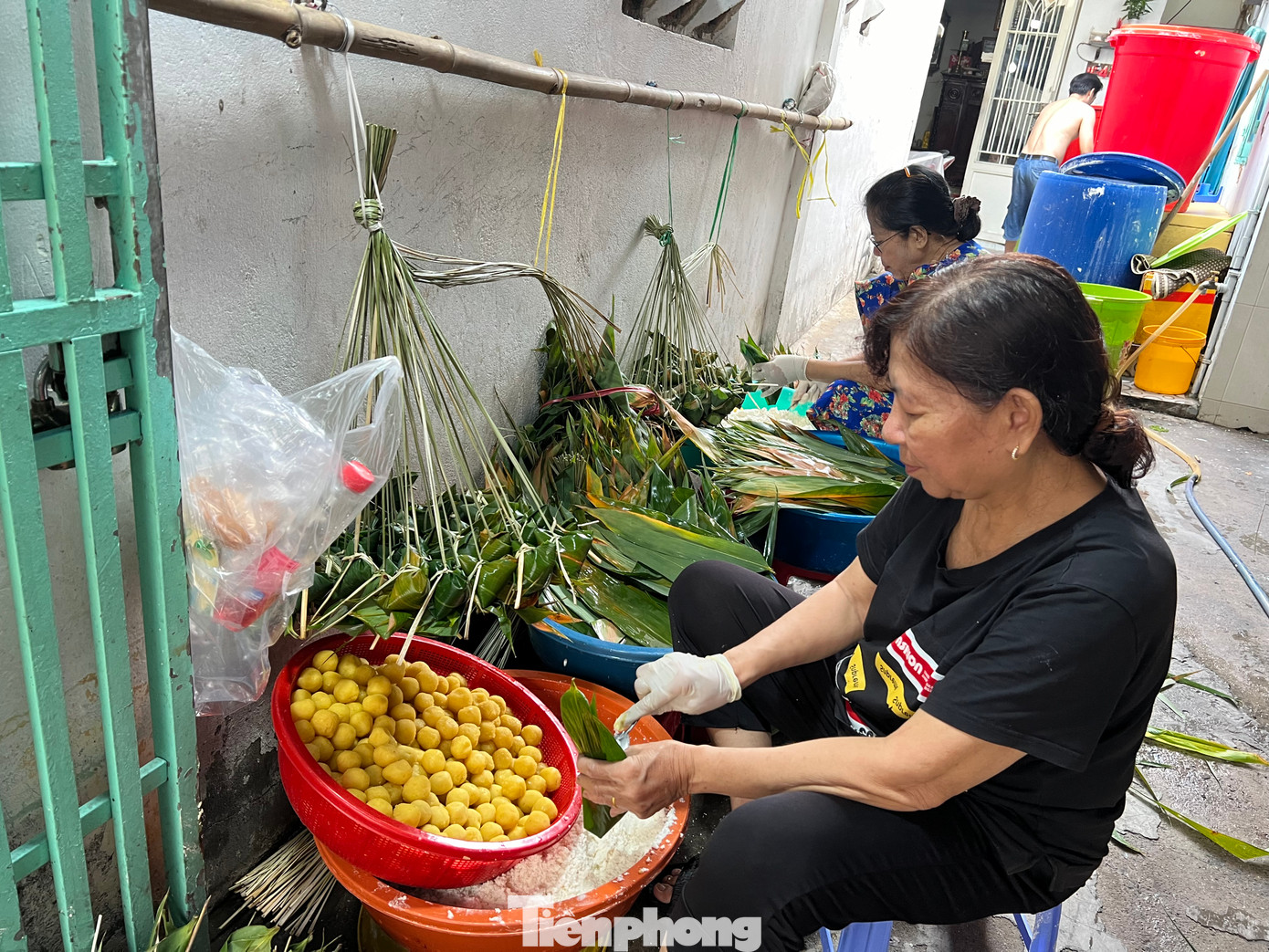Nếp được dùng gói bánh phải là nếp ngỗng, ngâm qua nước tro (từ tro than lá cây, nhất là lá tre) và luộc chín trong nồi. Đây là loại bánh dân gian có hình dạng kim tự tháp được kết hợp giữa nhân đậu xanh, nếp và được gói bằng lá tre.