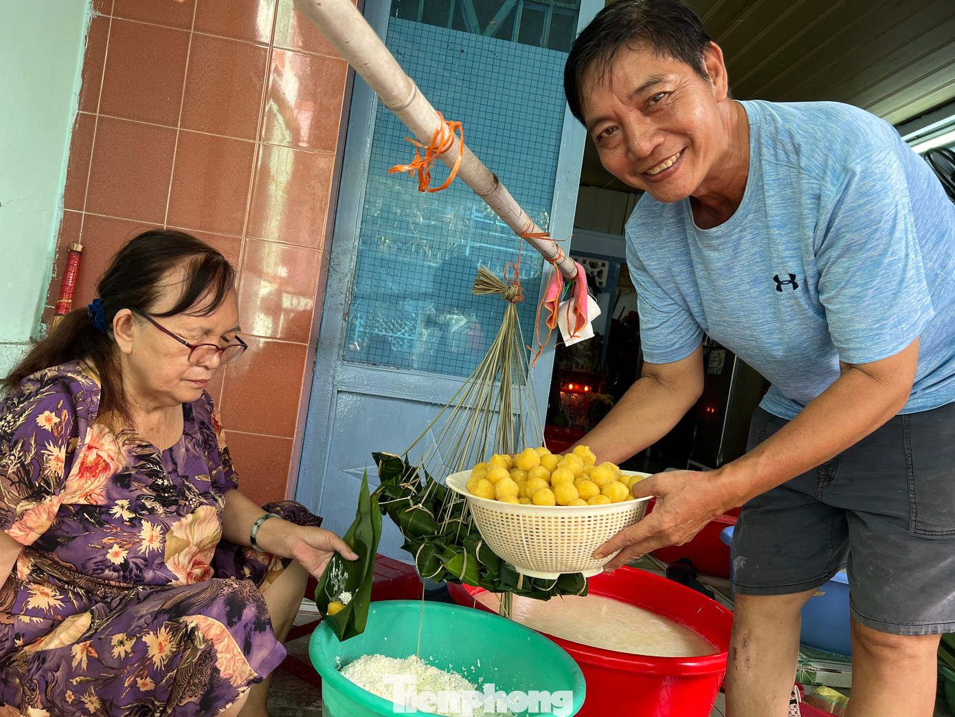 Ông Nguyễn Văn Trí (chủ lò bánh chú Trí) kế nghiệp từ thời ông bà cho biết, đây là nghề làm thủ công gần như 100%, rất cực và trải qua nhiều công đoạn nên các bạn trẻ hiện nay gần như không ai muốn kế nghiệp. "Lò bánh của tôi dùng khoảng 800 - 1.000 kg nếp nhưng vẫn không đủ bánh để giao. Có người còn đặt hàng xuất khẩu đi Mỹ" - ông Trí nói.
