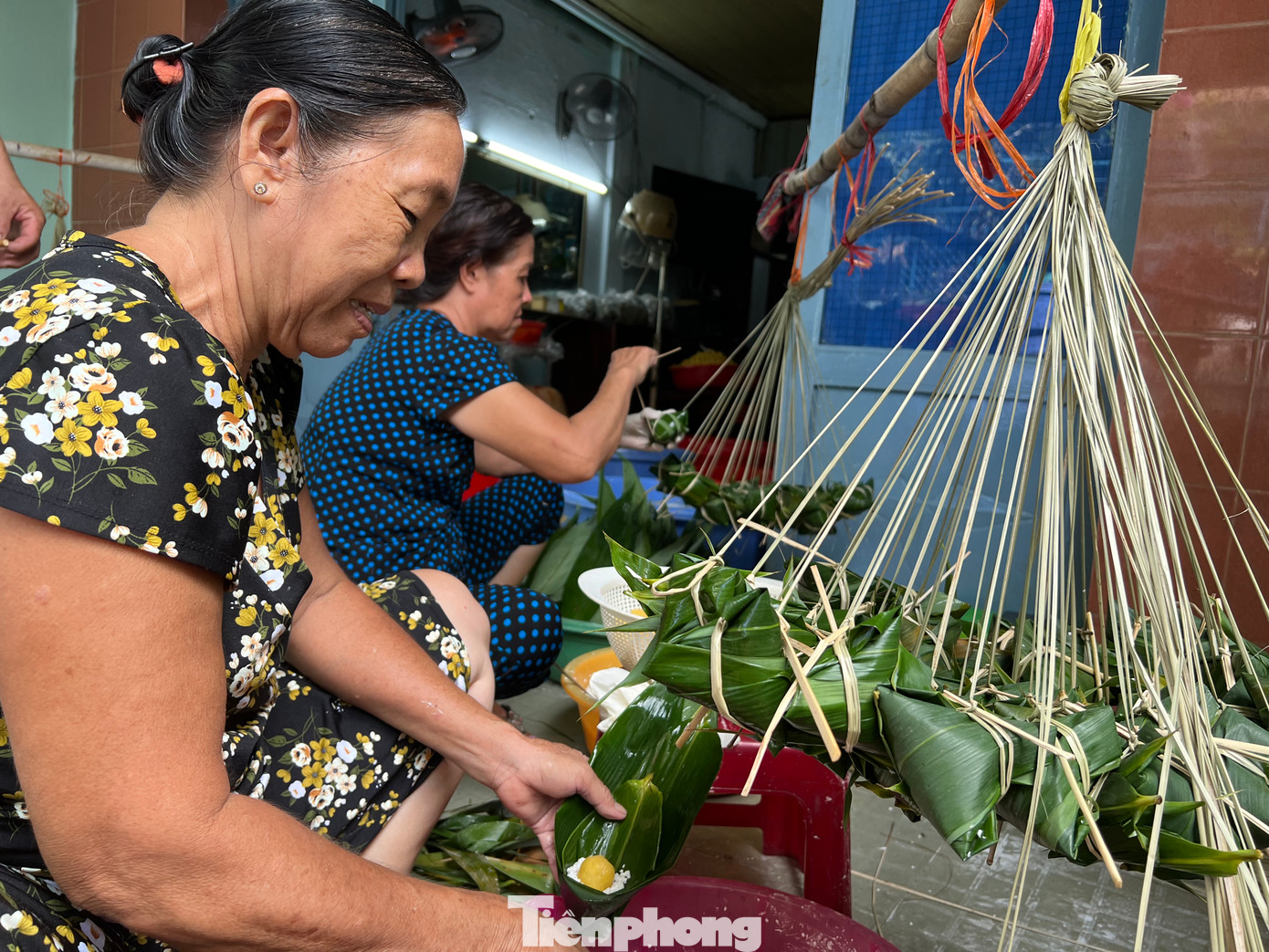 Ngày 9/6, một ngày trước Tết Đoan Ngọ (còn gọi là Ngày diệt sâu bọ mùng 5 tháng 5 âm lịch), trong con hẻm 1172 Nguyễn Thế Hiển (quận 8), hơn chục hộ vẫn còn giữ nghề gói bánh ú nước tro truyền thống. Đây là món bánh không thể thiếu trong dịp Tết Đoan Ngọ.