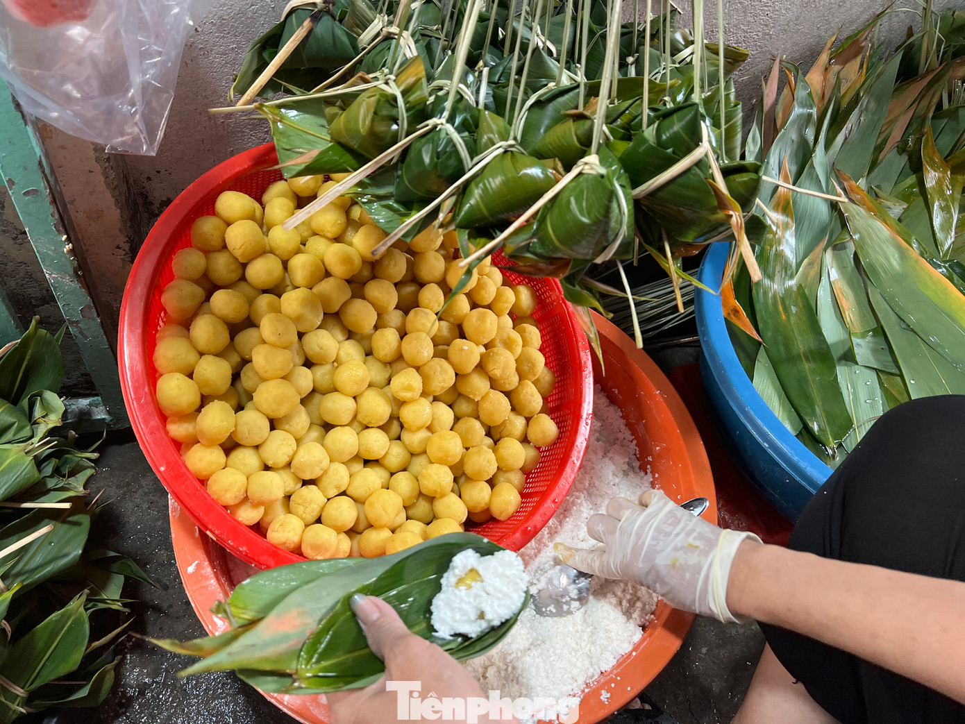 Những người gói bánh đa số là phụ nữ và đều lớn tuổi. Nghề gói bánh này được duy trì qua nhiều thế hệ, đến nay đã tồn tại ở nơi này hơn 50 năm. Tuy nhiên, hiện nay hầu như rất ít người trẻ biết gói bánh ú nước tro và muốn theo nghề.