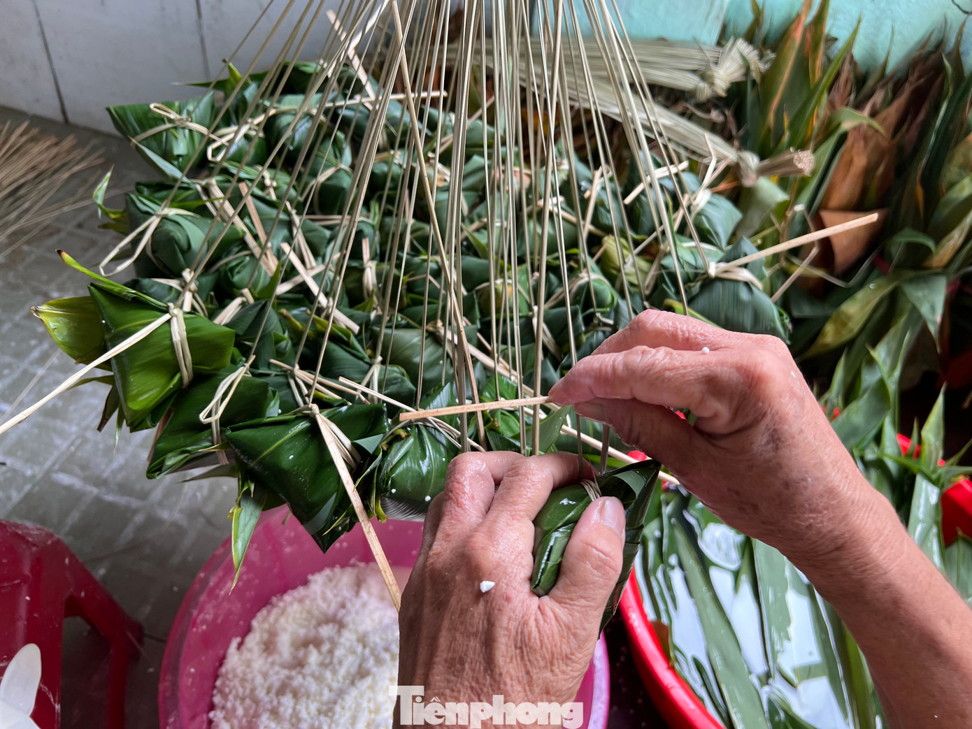 Những chùm bánh gói bằng tay nhưng đều nhau tăm tắp