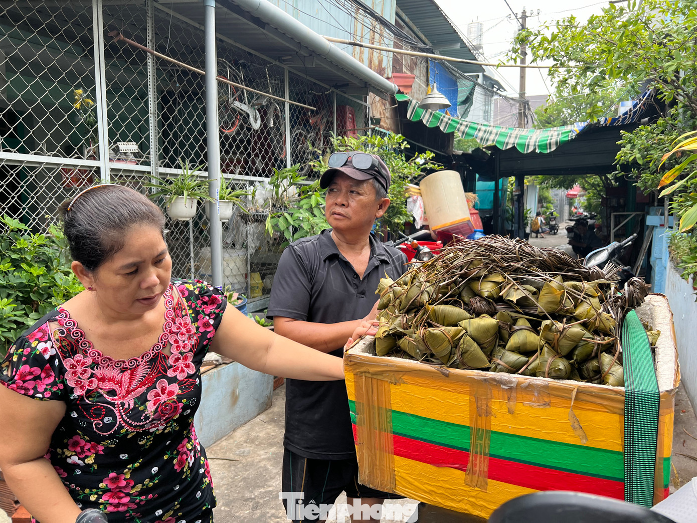 Sau khi bánh chín, bạn hàng đến tận nơi nhận và bán lẻ tại các chợ ở TPHCM.