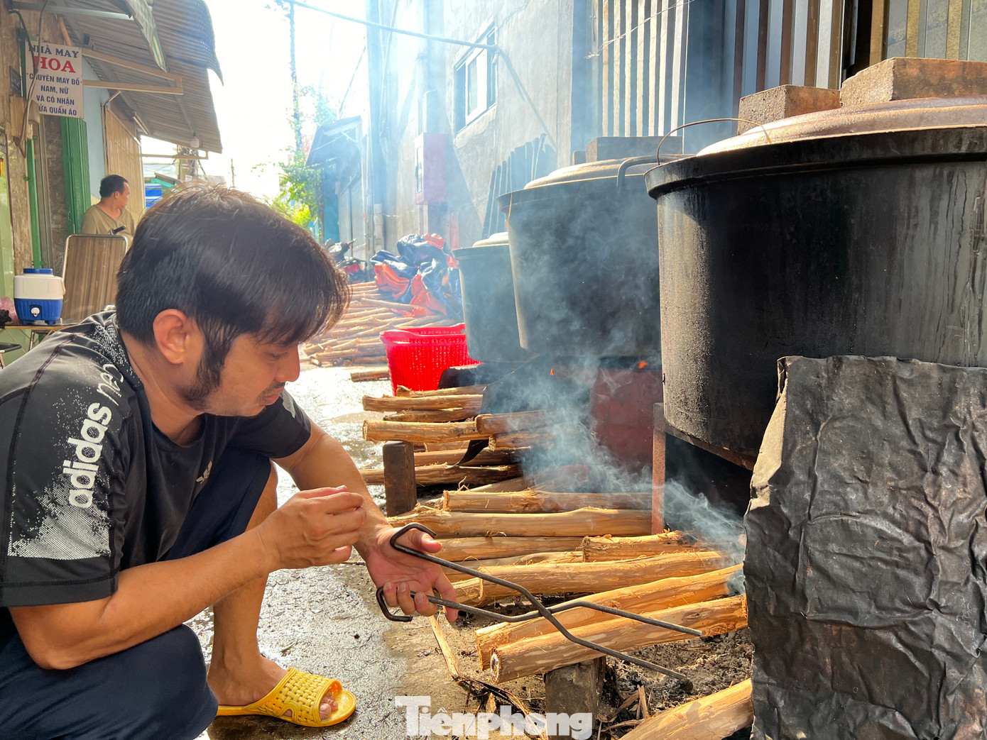Anh Bình đã 3 đêm liên tiếp gần như không ngủ vì liên tục canh nồi bánh, châm nước không để bánh bị cháy. Theo anh, loại bánh này phải nấu bằng củi mới ngon. Thời gian nấu trung bình khoảng 6 giờ. Bánh nấu chín kỹ có thể giữ đến 6 ngày không hỏng.