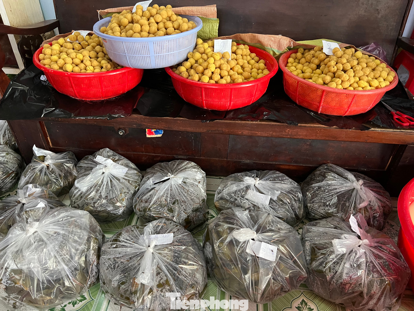 Bánh sau khi nấu chín được phân thành từng bịch theo số lượng khách đặt trước, bên trên có tên khách để giao hàng.