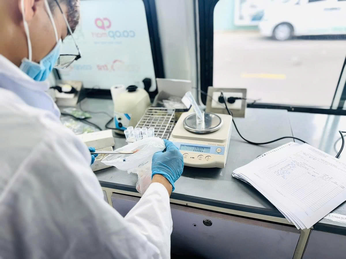 Siêu thị thường xuyên tự lấy mẫu ngẫu nhiên để kiểm tra các chỉ tiêu như chất tăng trọng, hàn the, formol, chất tẩy trắng...