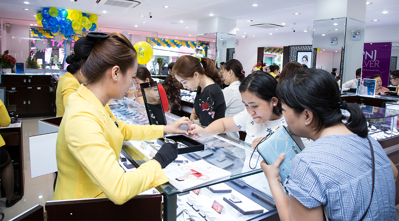 Khách hàng mua vàng tại PNJ.