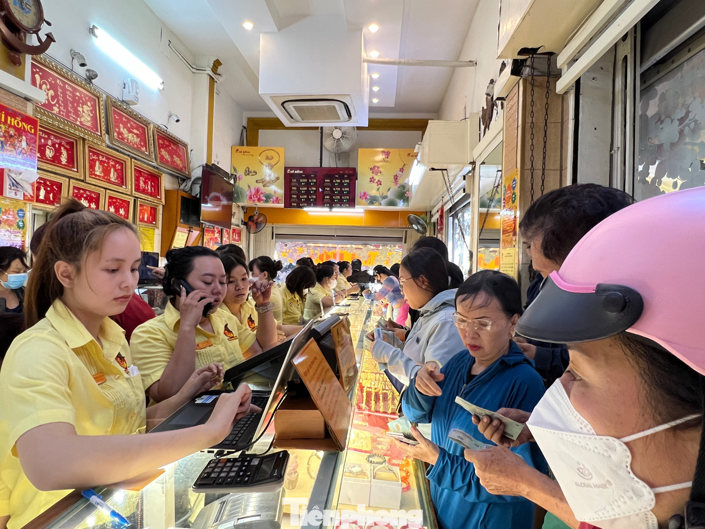 Tiệm vàng Mi Hồng (quận Bình Thạnh) cũng khá nhộn nhịp. Tuy nhiên, lượng khách đến tiệm giảm rõ rệt so với tuần trước.