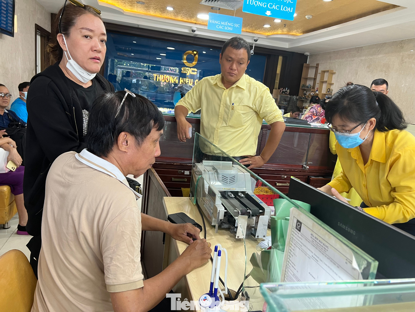 Ngày 11/3, ghi nhận của phóng viên tại nhiều tiệm vàng ở TPHCM, lượng khách đến giao dịch khá nhộn nhịp. Tuy nhiên, sự nhộn nhịp này cũng chỉ diễn ra tại một số nơi.