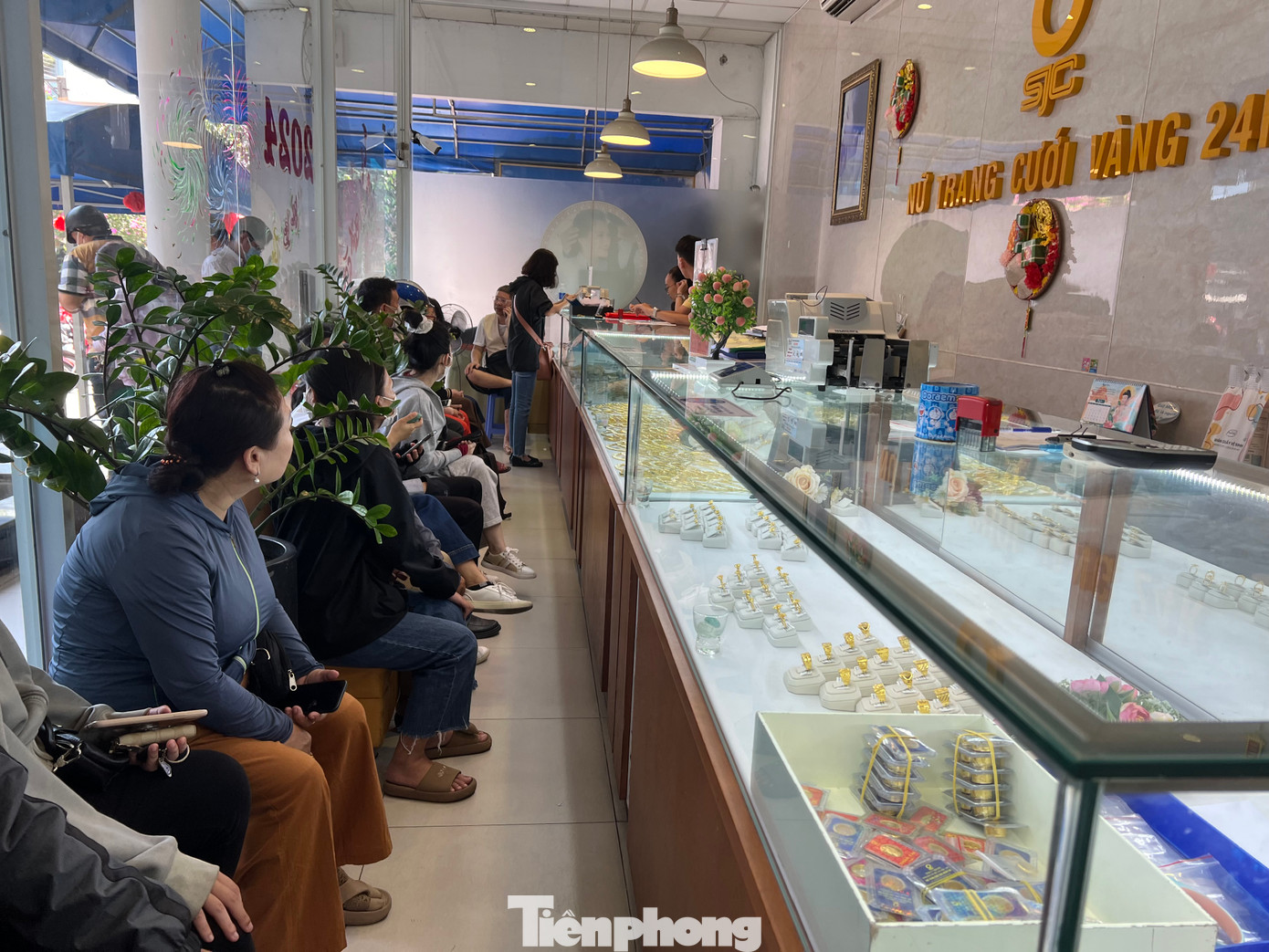 Xếp hàng mua bán vàng khi giá tăng cao. Xếp hàng mua bán vàng khi giá tăng cao.