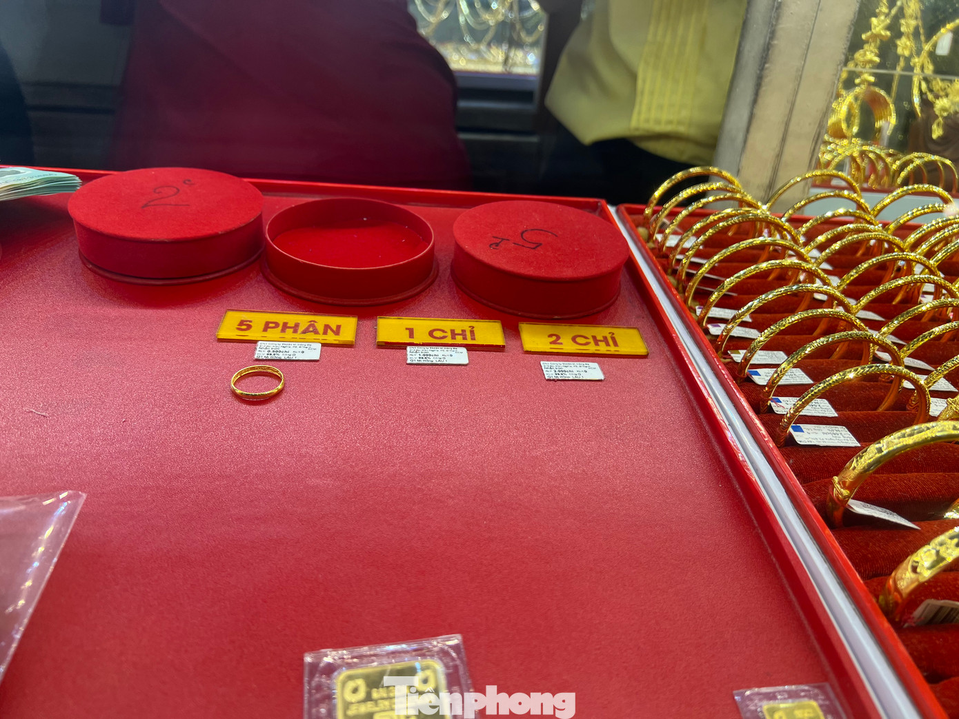 Tiệm Mi Hồng cháy vàng nhẫn trơn loại 1 chỉ, 2 chỉ; chỉ còn 1 vài chiếc nhẫn trơn loại 5 phân. Khách chỉ được mua tối đa 2 chỉ vàng nhẫn.