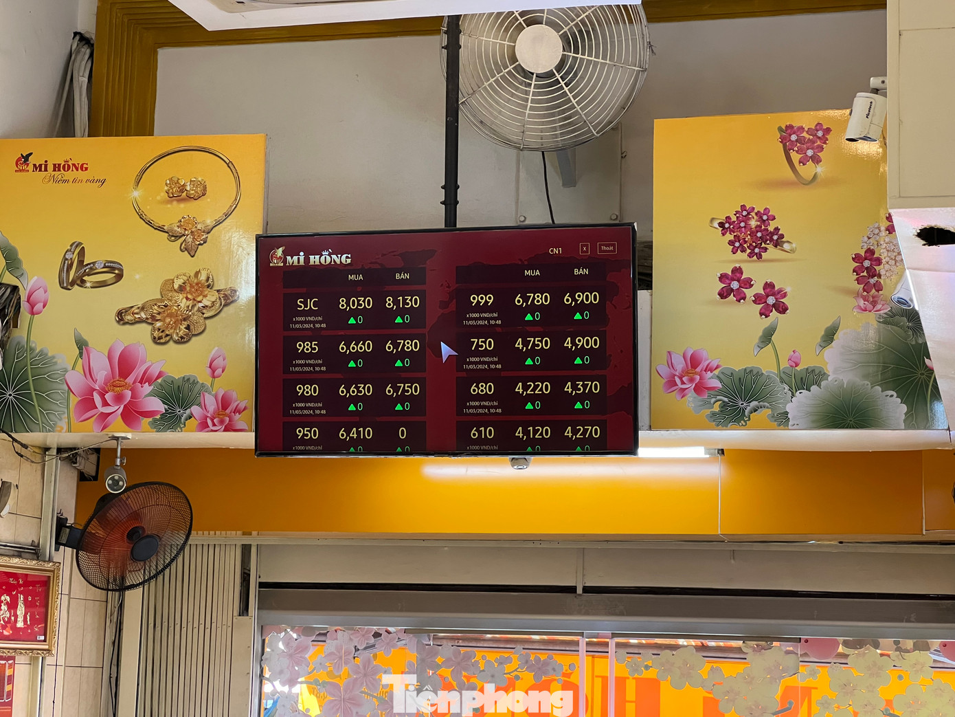 Tiệm vàng này niêm yết giá vàng miếng SJC là 8,030 - 8,130 triệu đồng/chỉ; vàng nhẫn 999 là 6,780 - 6,900 triệu đồng/chỉ.