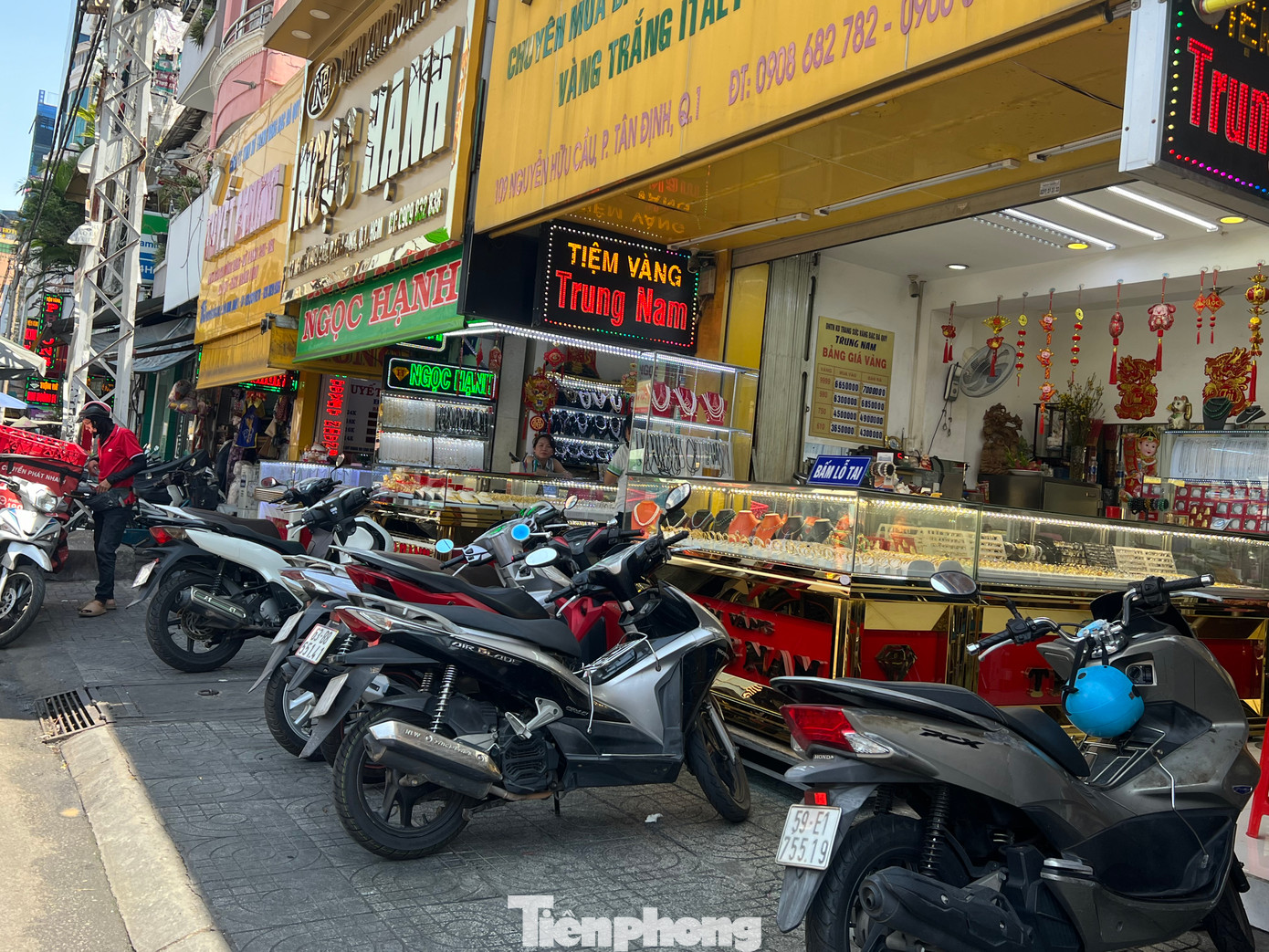 Nhiều tiệm vàng trên đường Nguyễn Hữu Cầu (quận 1) cùng chung cảnh đìu hiu, vắng khách.