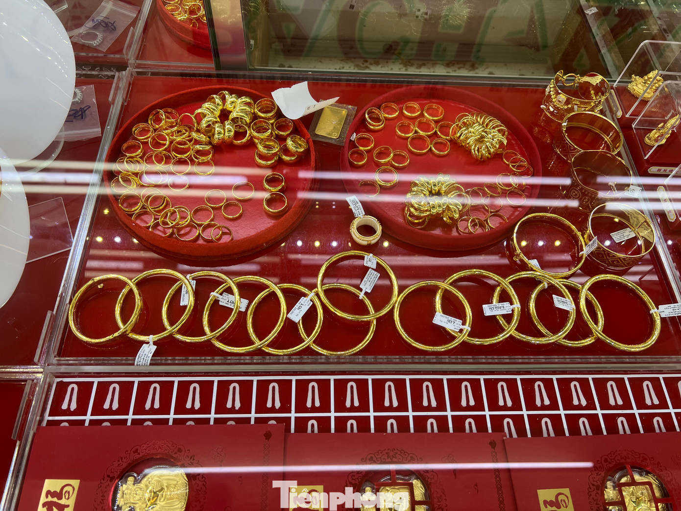 Vàng nhẫn tại các tiệm vàng tư nhân còn rất nhiều nhưng vắng khách mua.