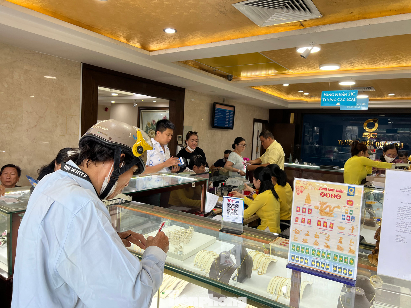 Nhiều người mua vàng dự trữ khi giá lên tới 81 triệu đồng/lượng. Nhiều người mua vàng dự trữ khi giá lên tới 81 triệu đồng/lượng.