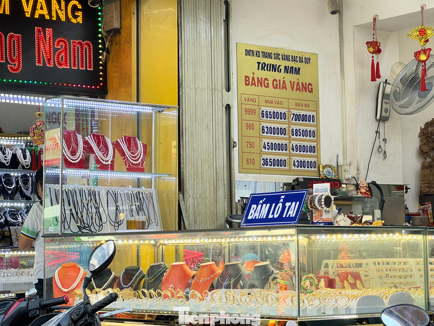 Tiệm vàng ở quận 1 niêm yết giá vàng 9999 ở mức 6,650 - 7,000 triệu đồng/chỉ (mua - bán)