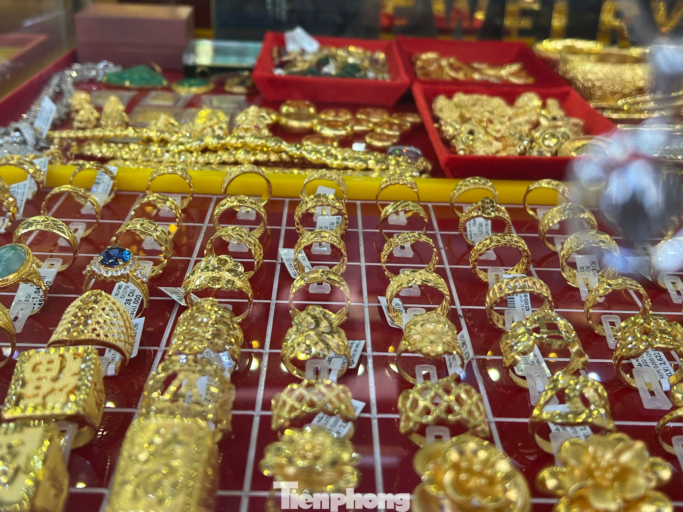 Vàng nhẫn, vàng trang sức mỗi ngày một giá tăng cao. Vàng nhẫn, vàng trang sức mỗi ngày một giá tăng cao.