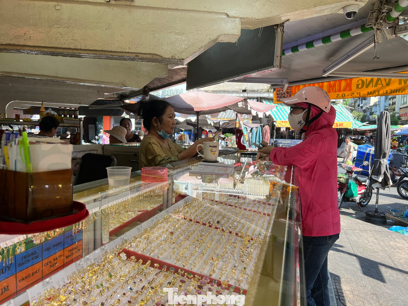 Khách đến giao dịch tại một tiệm vàng ở chợ Hòa Bình (quận 5).