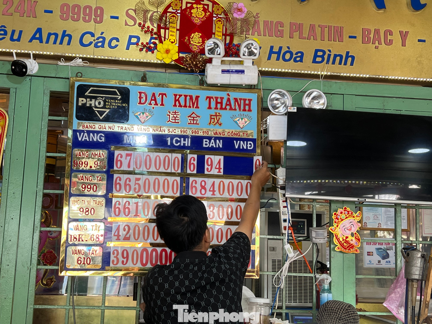 Tiệm vàng ở Phố Vàng bạc niêm yết lại giá vàng nhẫn trơn 999,9. Theo đó, giá bán ra là 6,940 triệu đồng/chỉ, mua vào là 6,7 triệu đồng/chỉ.