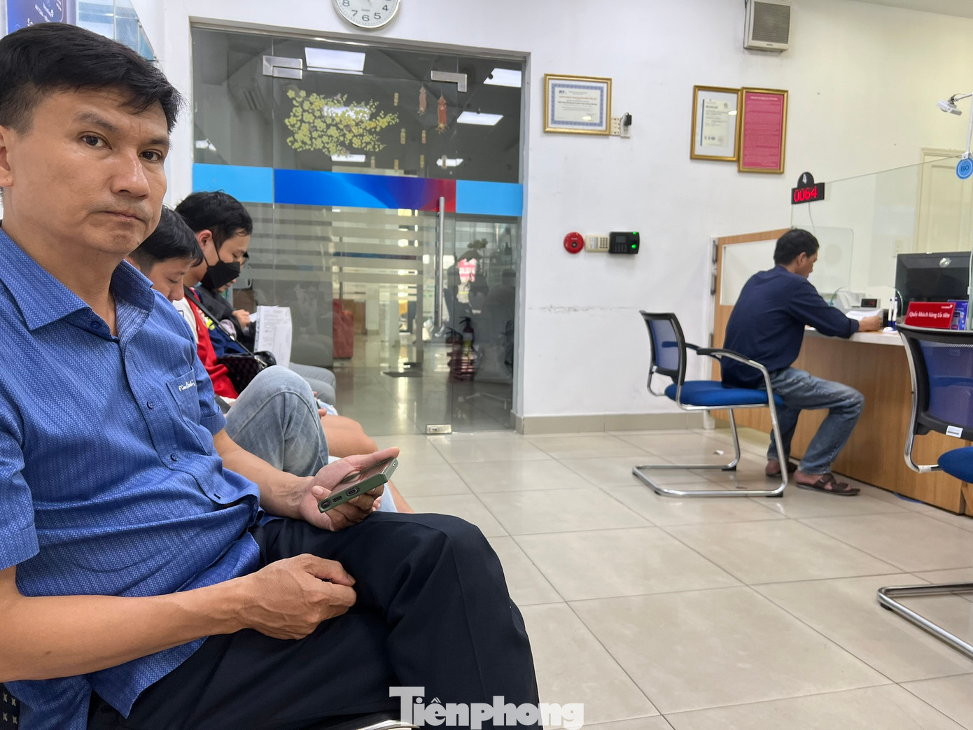 Ngân hàng quy định giờ ngưng nhận khách, nhưng sẽ phục vụ tất cả khách hàng đến trước đó.