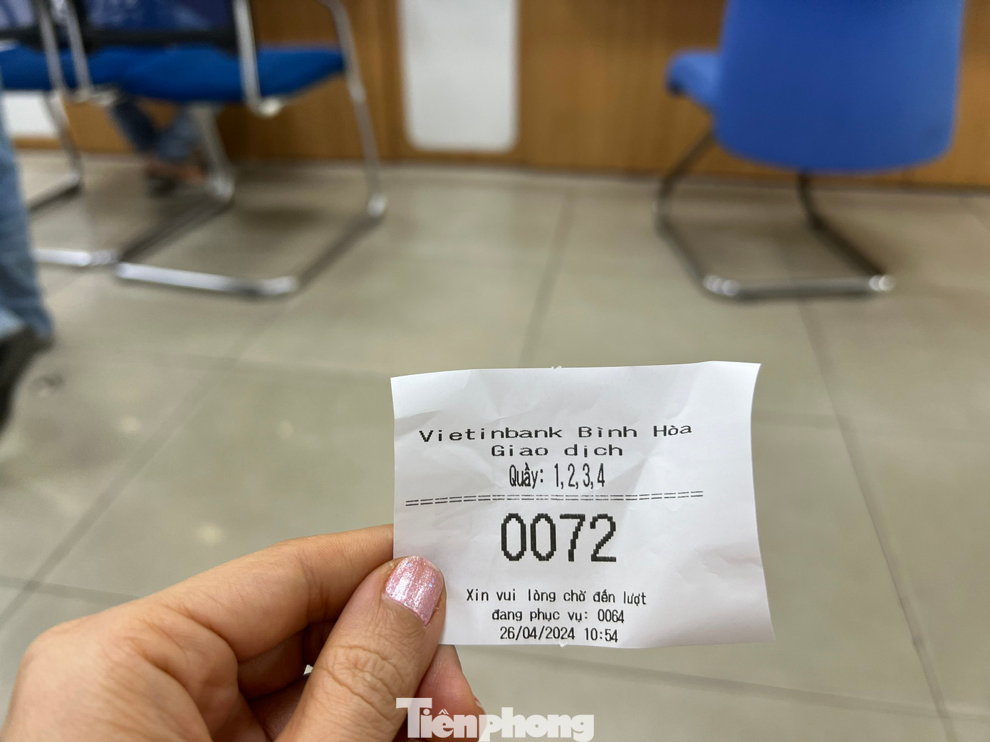 Khách chờ đợi khá lâu vì lượng khách đến đông hơn thường ngày.