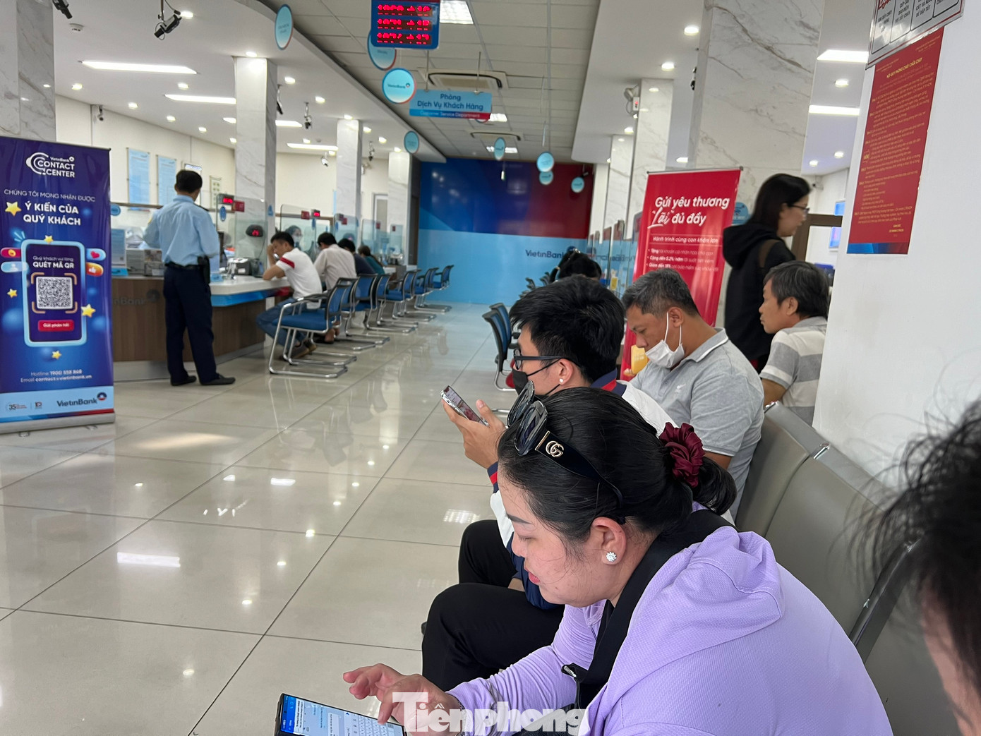 Trước giờ ngân hàng nghỉ lễ 5 ngày, nhiều khách hàng kiên nhẫn chờ giao dịch.