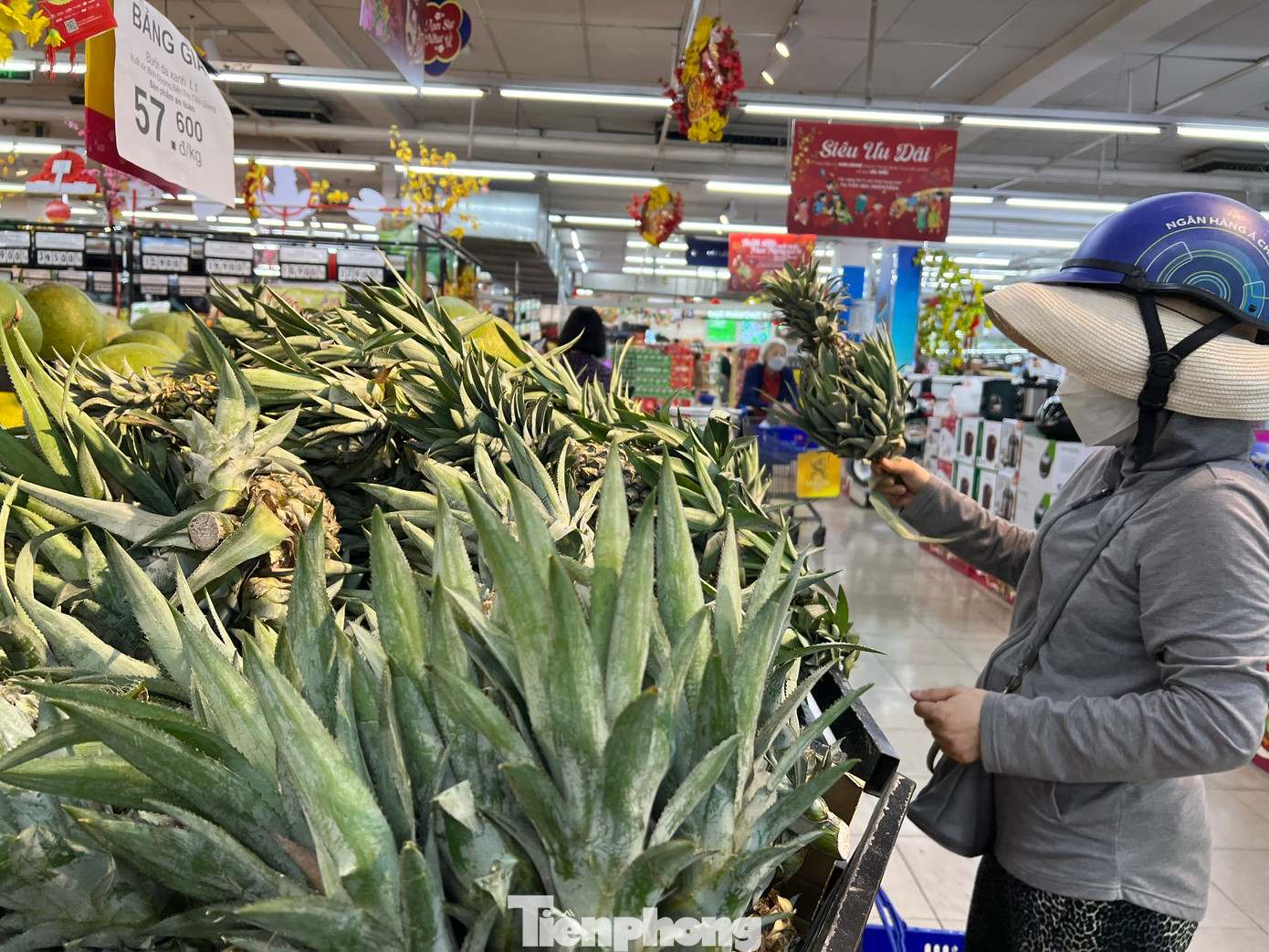 Khách hàng mua thơm bày mâm cúng Khách hàng mua thơm bày mâm cúng