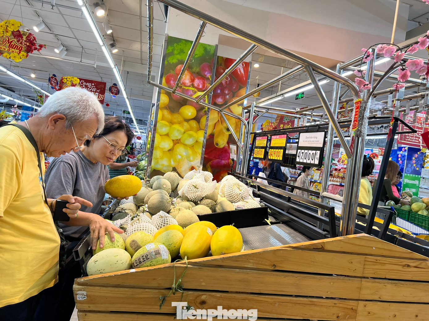 Quầy trái cây trong siêu thị. Quầy trái cây trong siêu thị.