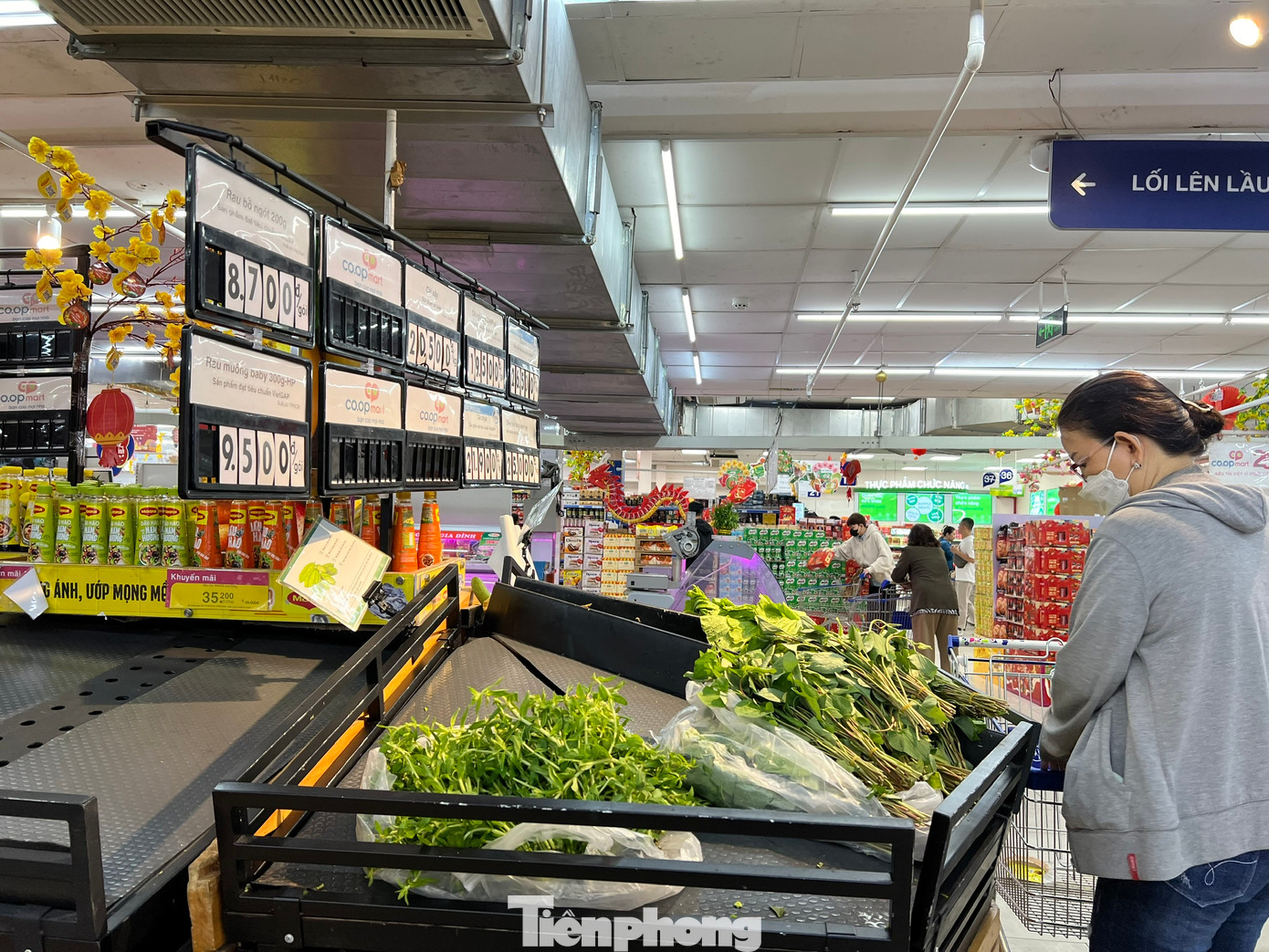 Nhặt nhạnh ít rau thơm còn sót lại, nữ khách hàng cho biết những ngày qua siêu thị rất đông nên hôm nay tranh thủ ngày cuối vào mua ít thực phẩm, nhưng không ngờ nhiều mặt hàng đã không còn. Nhặt nhạnh ít rau thơm còn sót lại, nữ khách hàng cho biết những ngày qua siêu thị rất đông nên hôm nay tranh thủ ngày cuối vào mua ít thực phẩm, nhưng không ngờ nhiều mặt hàng đã không còn.