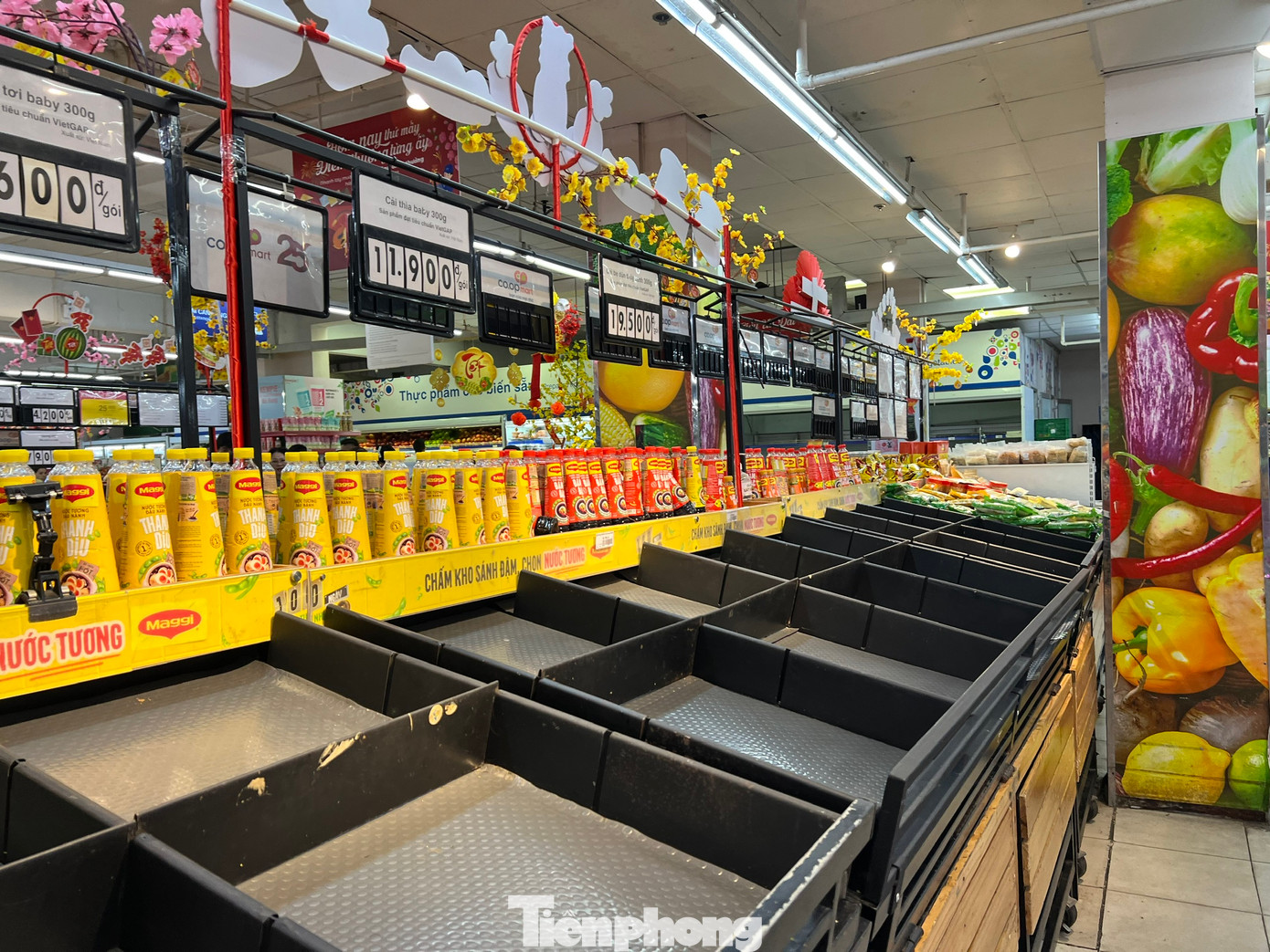 Ngày 9/2 (30 Tết), loạt siêu thị như Coop Mart, Go!, MM Mega Market... đều hoạt động trong buổi sáng. Đến trưa, các siêu thị này đóng cửa nghỉ Tết. Chỉ trong buổi sáng, các mặt hàng tươi sống như rau xanh, thịt cá... đều hết hàng trên các quầy kệ. Ngày 9/2 (30 Tết), loạt siêu thị như Coop Mart, Go!, MM Mega Market... đều hoạt động trong buổi sáng. Đến trưa, các siêu thị này đóng cửa nghỉ Tết. Chỉ trong buổi sáng, các mặt hàng tươi sống như rau xanh, thịt cá... đều hết hàng trên các quầy kệ.