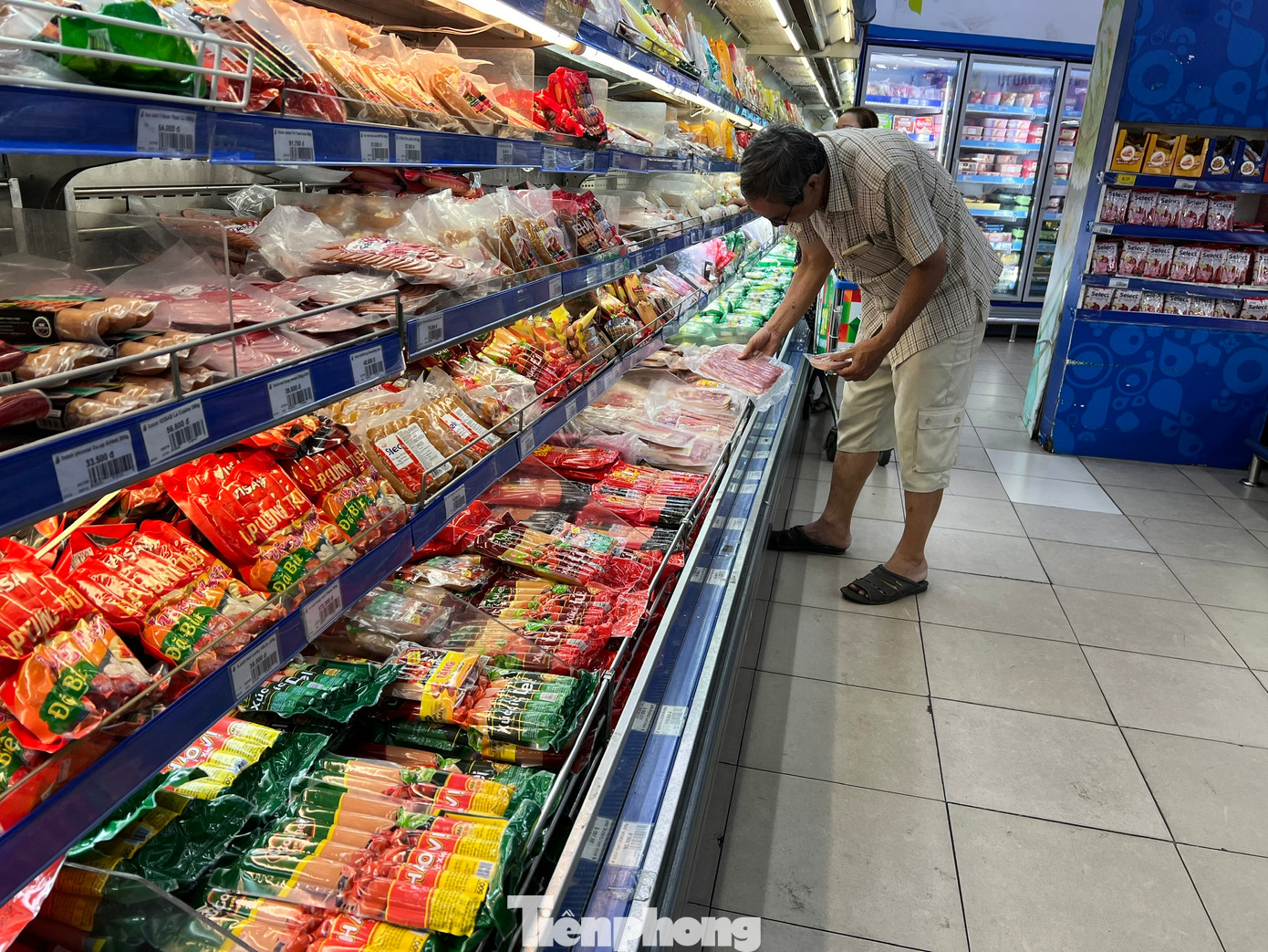 Thực phẩm chế biến còn nhiều trên quầy kệ. Thực phẩm chế biến còn nhiều trên quầy kệ.