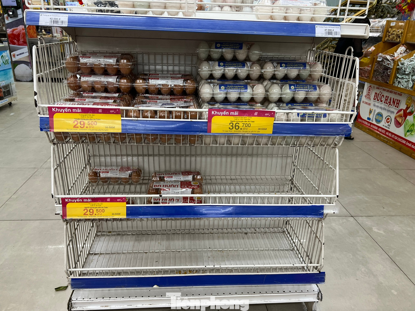 Quầy hàng trứng vẫn còn ít hàng. Quầy hàng trứng vẫn còn ít hàng.