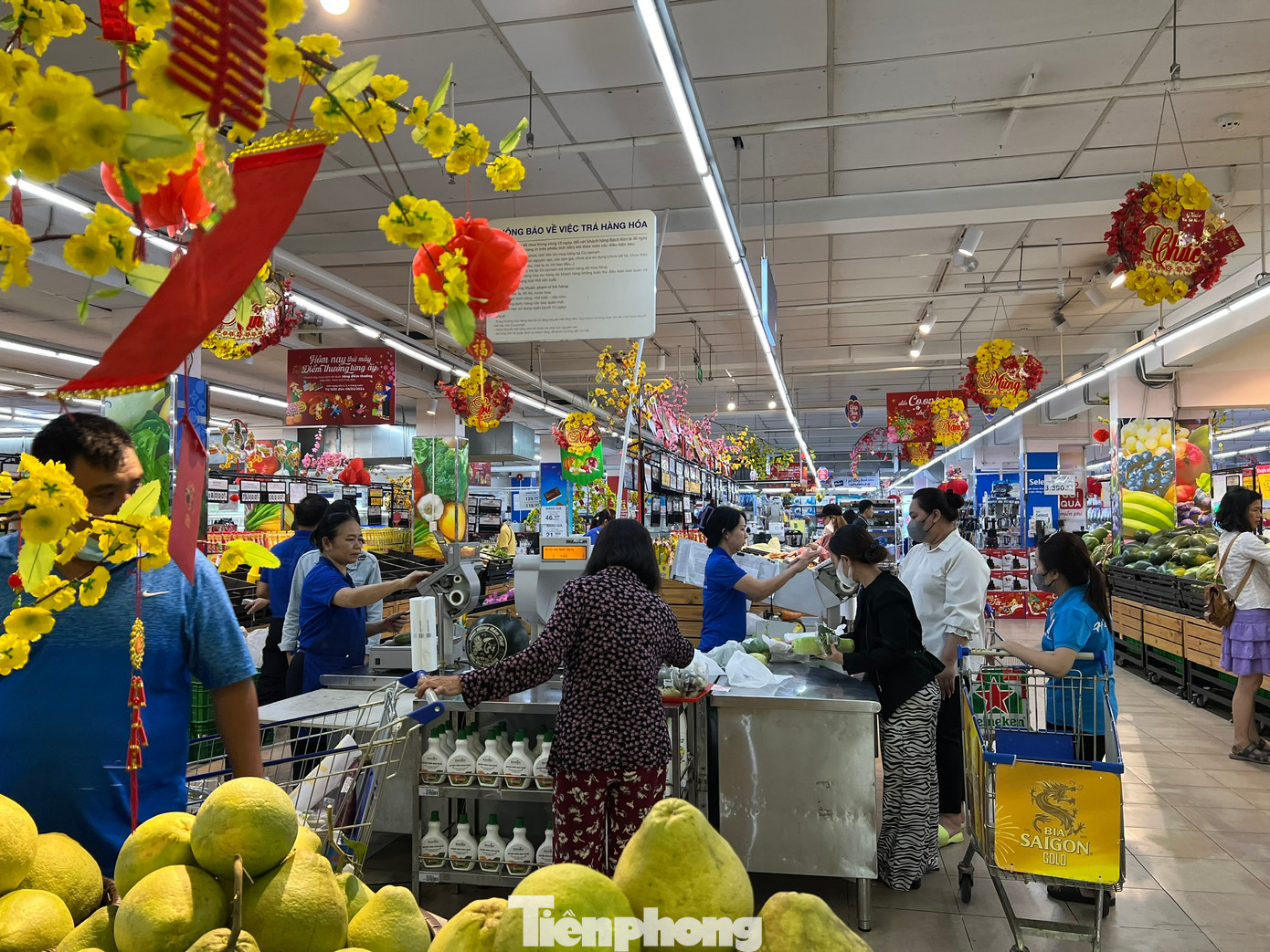 Siêu thị phục vụ những khách hàng cuối cùng trước giờ đóng cửa nghỉ Tết. Siêu thị phục vụ những khách hàng cuối cùng trước giờ đóng cửa nghỉ Tết.