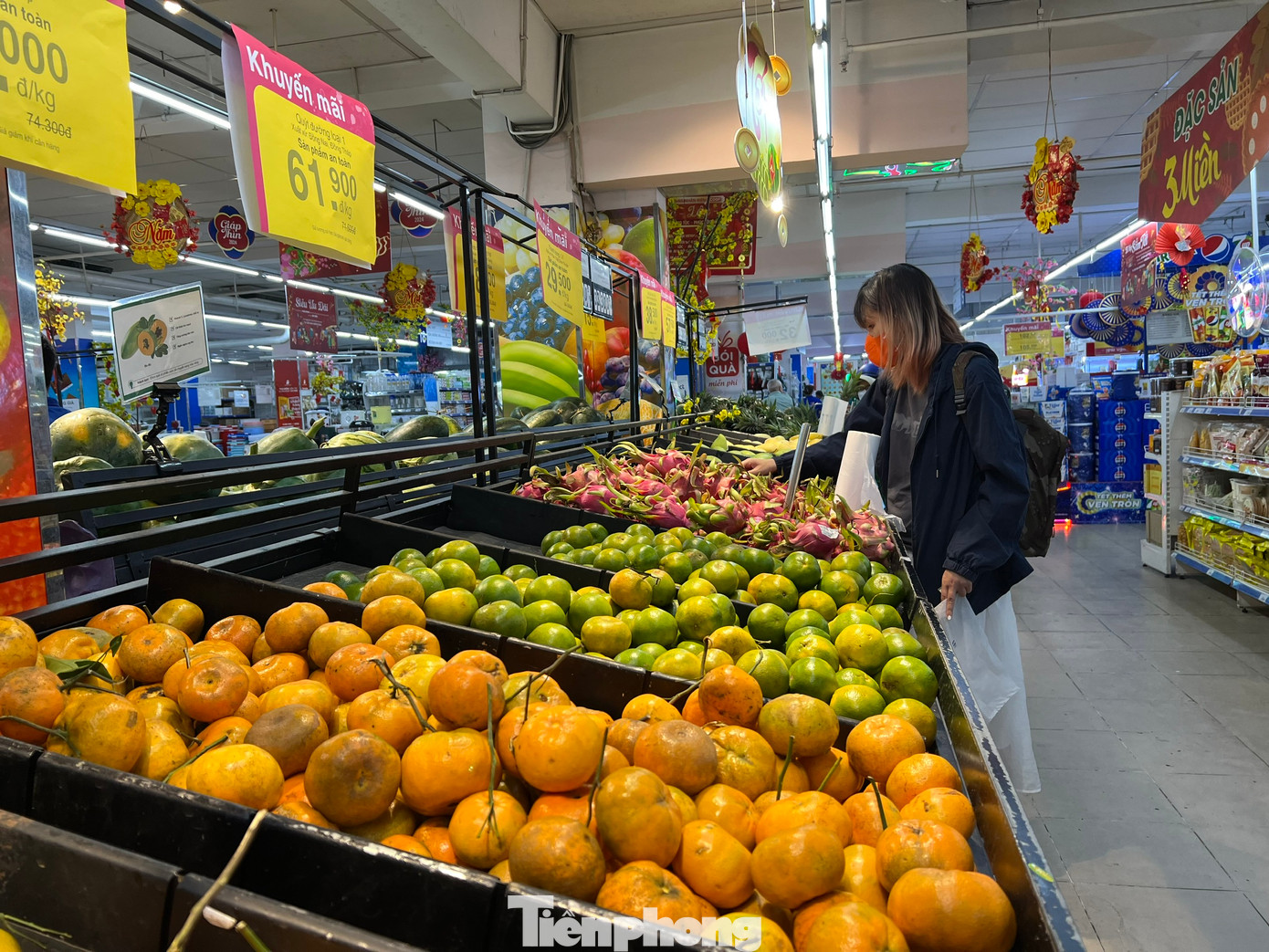 Cam, quýt, thanh long... có nhiều chương trình khuyến mãi, giảm giá cuối ngày. Cam, quýt, thanh long... có nhiều chương trình khuyến mãi, giảm giá cuối ngày.