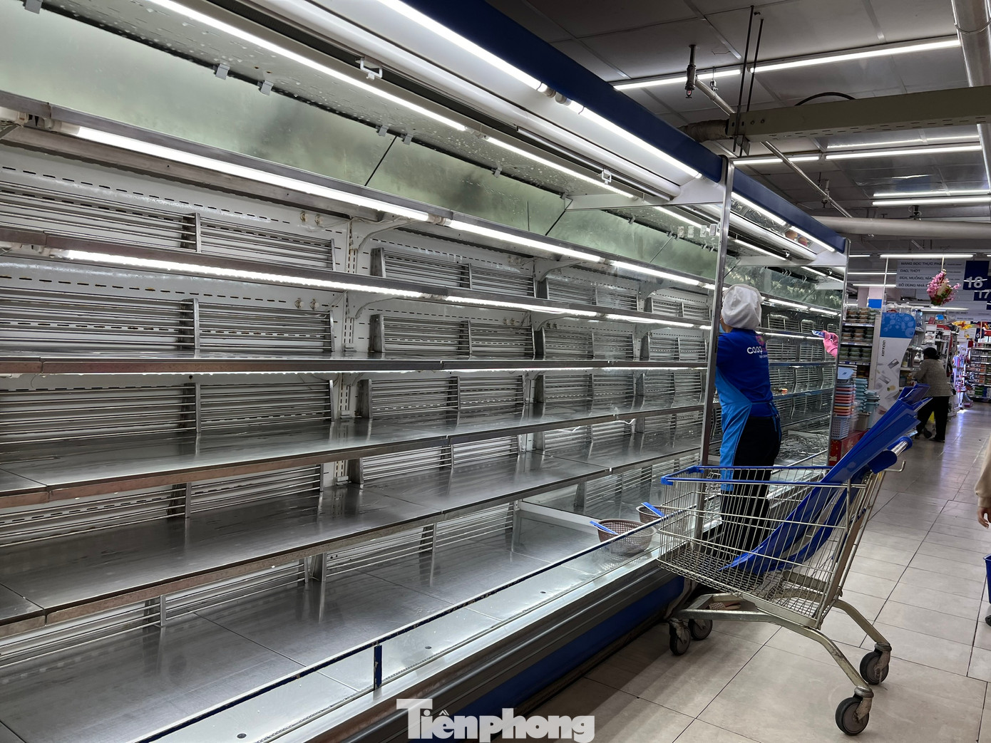 Nhân viên lau chùi, dọn dẹp các kệ hàng trước khi nghỉ Tết. Nhân viên lau chùi, dọn dẹp các kệ hàng trước khi nghỉ Tết.