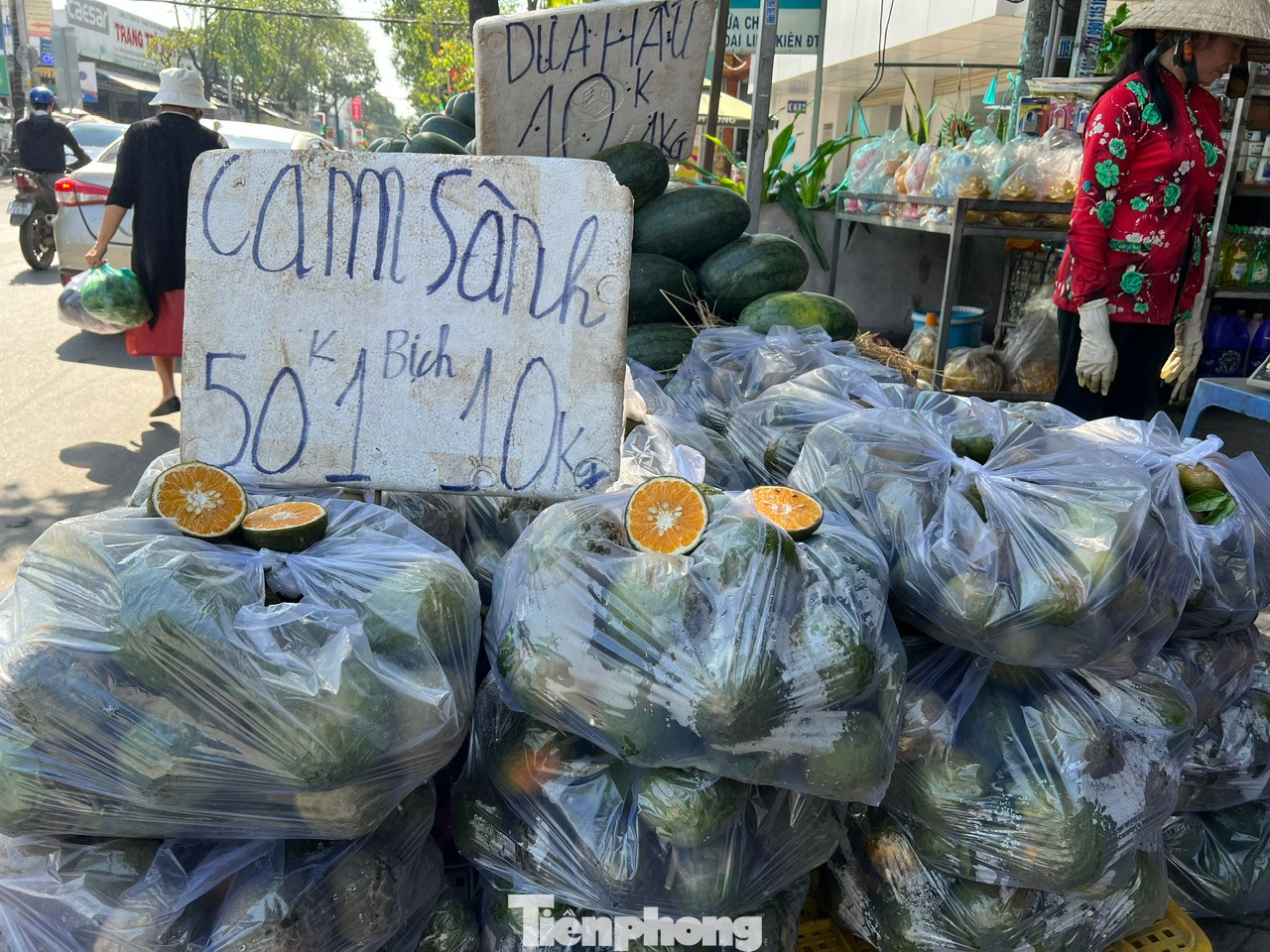 Trưa ngày 7/11, trên đường Phạm Hùng (huyện Bình Chánh, TPHCM), tiểu thương bày hàng chục bịch cam sành ngay trên vỉa hè, mở loa oang oang chào mời khách mua cam với giá 50.000 đồng/bịch 10kg. "Cam sành ở miền Tây đang vào mùa nên già trái, ngọt nước, em mua về uống tăng cường vitamin C giúp giải nhiệt nắng nóng, rất tốt cho sức khỏe" - người bán mời khách. Trưa ngày 7/11, trên đường Phạm Hùng (huyện Bình Chánh, TPHCM), tiểu thương bày hàng chục bịch cam sành ngay trên vỉa hè, mở loa oang oang chào mời khách mua cam với giá 50.000 đồng/bịch 10kg. "Cam sành ở miền Tây đang vào mùa nên già trái, ngọt nước, em mua về uống tăng cường vitamin C giúp giải nhiệt nắng nóng, rất tốt cho sức khỏe" - người bán mời khách.