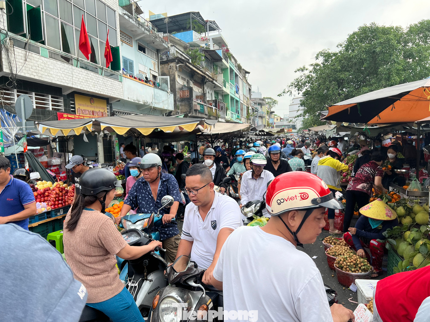Từ sáng sớm nhưng các con đường xung quanh chợ Bà Chiểu, Thị Nghè (quận Bình Thạnh), chợ Phú Lâm (quận 6), chợ Hòa Bình (quận 5) đều chật kín người. Từ sáng sớm nhưng các con đường xung quanh chợ Bà Chiểu, Thị Nghè (quận Bình Thạnh), chợ Phú Lâm (quận 6), chợ Hòa Bình (quận 5) đều chật kín người.