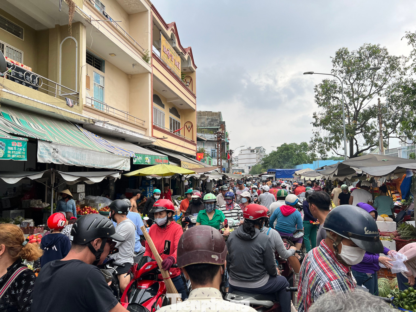 Theo quy định của TPHCM, đa số các tuyến đường đều phải dọn dẹp, trả mặt bằng sạch đẹp trước buổi trưa 30 Tết, do đó chợ cũng chỉ được họp nửa ngày. Vì thế, người dân mua sắm sớm hơn, người bán cũng thức đêm phục vụ "thượng đế". Tầm thời gian từ 7 - 10 giờ trưa thường là giờ cao điểm của phiên chợ cuối cùng trong năm cũ âm lịch này. Theo quy định của TPHCM, đa số các tuyến đường đều phải dọn dẹp, trả mặt bằng sạch đẹp trước buổi trưa 30 Tết, do đó chợ cũng chỉ được họp nửa ngày. Vì thế, người dân mua sắm sớm hơn, người bán cũng thức đêm phục vụ "thượng đế". Tầm thời gian từ 7 - 10 giờ trưa thường là giờ cao điểm của phiên chợ cuối cùng trong năm cũ âm lịch này.